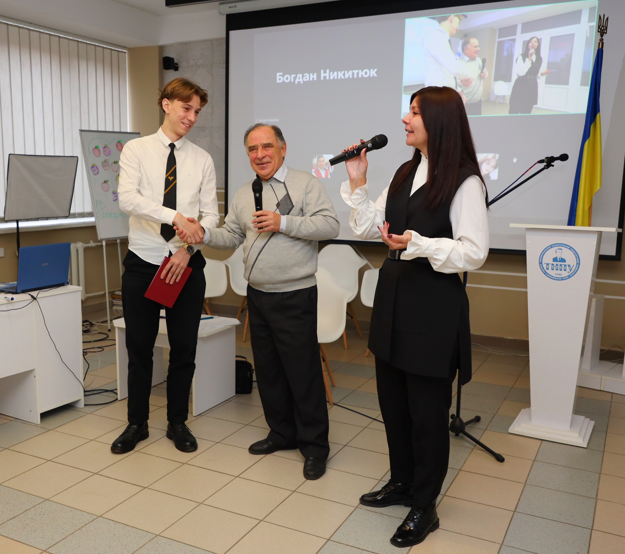 Проф. В.Шендеровський дарує книгу Ю.Олексійку